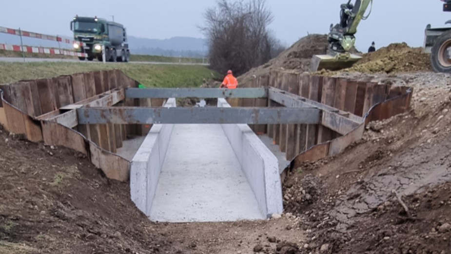 Bauarbeiten in Hüntwangen - STRABAG Tiefbau Foto von Bauarbeiten in einer Grube mit eingelegtem Rückhaltebecken
