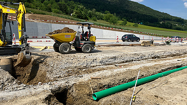 Panoramablick zu frühem Stadium der Baustelle mit Aushub und Maschinen