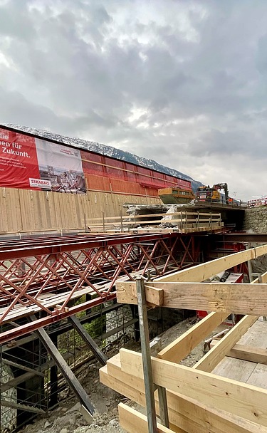 Foto von Holzgerüsten und Holzschalung auf der Punt Stalusa Brücke