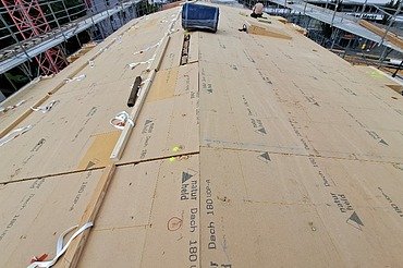 Foto von umgebautes Bauernhaus mit Holzverkleidung in dunkelrot