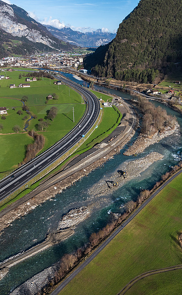 Renaturierung in Erstfeld - STRABAG Ingenieurbau Drohnenaufnahme von Reuss mit Bergen im Hintergrund