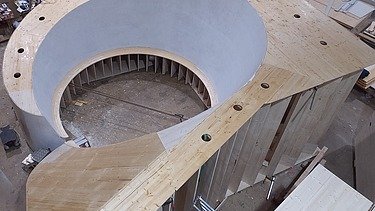 Foto von Turbinen-Schalung in der Holzbauhalle Lindau
