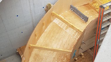 Elegante Perspektive der Treppenschalung auf der Baustelle