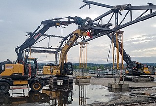 Foto von mehreren Baggern bei Abbrucharbeiten