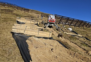 Foto von Kran an einem Abhang