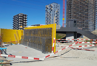 Baustelle am Bahnhof Stettbach in Zürich, im Hintergrund Hochhäuser in Dübendorf