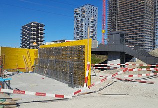 Baustelle am Bahnhof Stettbach in Zürich, im Hintergrund Hochhäuser in Dübendorf