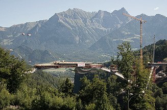 Bild der Brückenbauarbeiten an der Taminabrücke