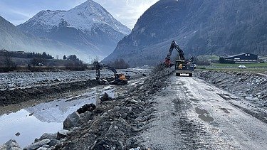 Foto von Arbeiten im neben Strom der Reuss mit zwei gelben STRABAG Baggern