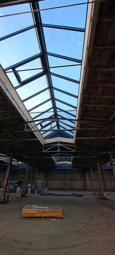 während den Arbeiten, Sicht auf die Dachöffnung, die den Raum mit Licht durchflutet