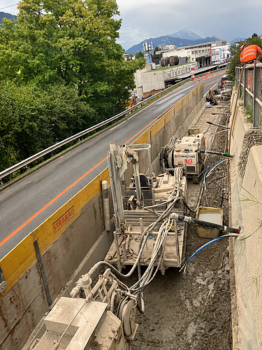 Perspektive von oben entlöang der Baustelle, die Kantonsstrasse gut sichtbar