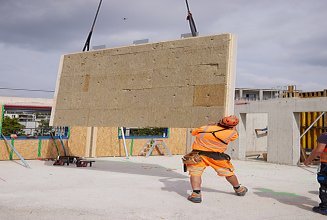 Holzwand wird eingehoben