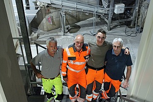Vier Männer von oben, hinten das Belagswerk