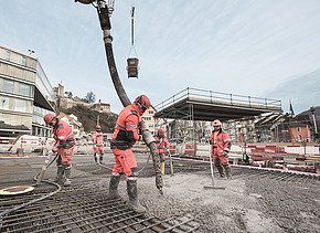 Bauarbeiter bei Betonieren