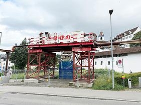 Foto von Grundwasserauffangbecken inkl. 10 Meter Gerüst mit STRABAG Logo 