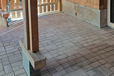 Draufsicht auf gepflasterten Boden mit neuen Fundamentpfeiler