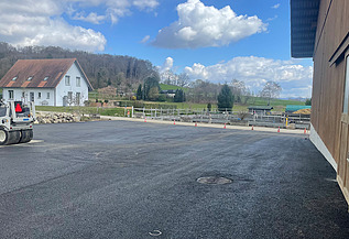 Panormablick mit Baugerät am linken Bildrand