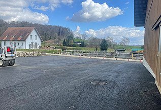 Panormablick mit Baugerät am linken Bildrand