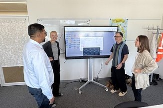 Team Innovation & Digitale Transformation bei ihrem wöchentlichen Standup-Meeting