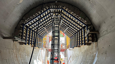 Ansicht Baustelle mit Perspektive nach oben in die Tunnelwölbung
