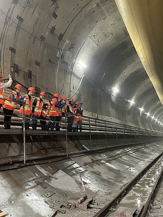 46 Studentin im Tunnel bei STRABAG in Toronto