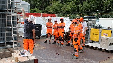 Instruktion auf dem Werkareal: Korrekter Einsatz und Gefahren von Bockleitern