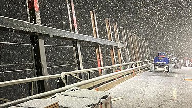 Aufnahme der Baustelle nachts und bei starkem Schneetreiben