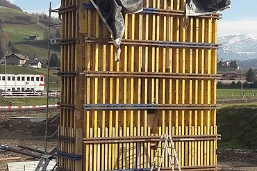 Zwei ikonisch geformte Stützenschalungen auf der Baustelle