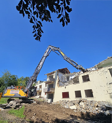 Foto von Bagger beim Abriss von einem Hause