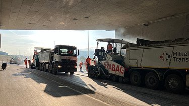 Perspektive von unter der Brücke mit schwerem Gerät auf der Baustelle