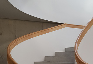 Nahaufnahme der Spindeltreppe mit optisch elegantem Setting