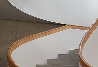 Nahaufnahme der Spindeltreppe mit optisch elegantem Setting