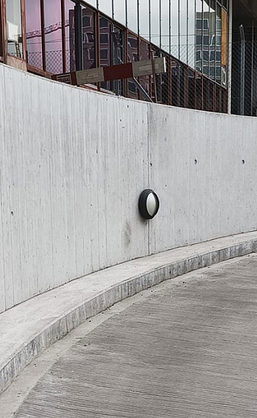 Elegante Fotoperspektive der geschwungenen Wand mit montierten Leuchtkörpern