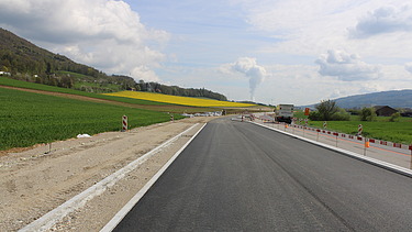 Foto von fertig asphaltierter Strasse in schwarz durch STRABAG Strassenabu