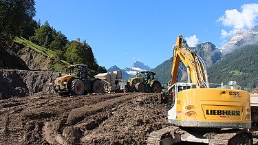 Bagger in Schlammgrube am Baggern