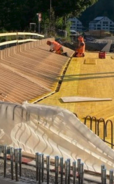 Aufnahme tief über die Baustelle mit den Schalungselementen und Mitarbeitern