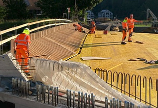 Aufnahme tief über die Baustelle mit den Schalungselementen und Mitarbeitern