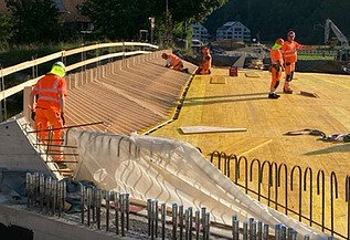 Aufnahme tief über die Baustelle mit den Schalungselementen und Mitarbeitern