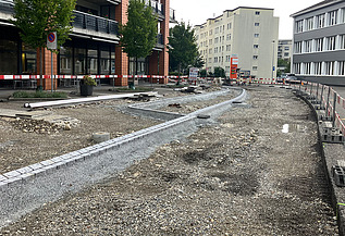 Gesamtperspektive der Bauarbeiten entlang der Strasse
