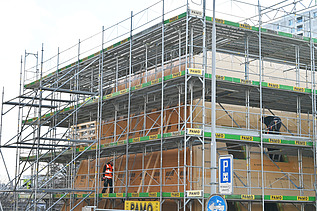 Neues Gemeindezentrum im Rohbau mit Baugerüst drumherum