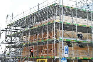 Neues Gemeindezentrum im Rohbau mit Baugerüst drumherum