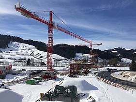Baustelle aus grosser Distanz im Winter