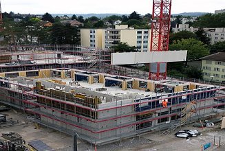 Holzwand wird mit Kran eingehoben