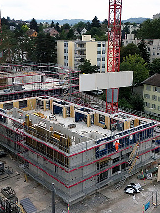Holzwand wird mit Kran eingehoben