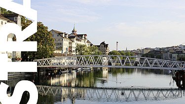 Die Hilfsbrücke über der Limmat mit der Schipfe links im Bild