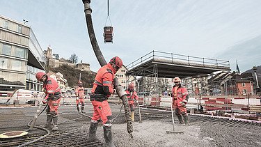 Bauarbeiter bei Betonieren