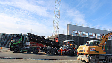 Foto von einladen Asphalt in Fertiger