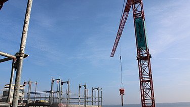 Foto von Rohbau der Wohnüberbauung mit Baustellengerüst und Kran