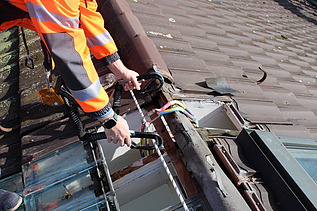 2 Sicherungskarabiner zur Fortbewegung an einem Führungsseil werden von zwei Händen gehalten. 