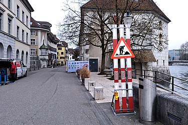 Baustelle am Landhaus in Solothurn: Absperrungen und ein Warnschild markieren den Bereich der Sanierungsarbeiten an der Ufermauer.